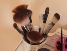 An All-Natural Way To Clean Your Makeup Brush